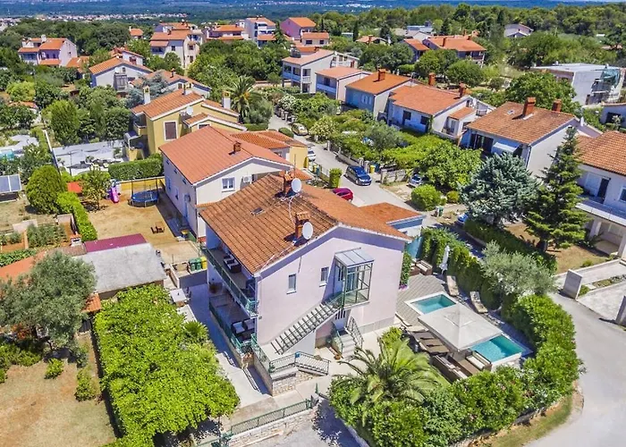 In Pula With Swimming Pool 풀라