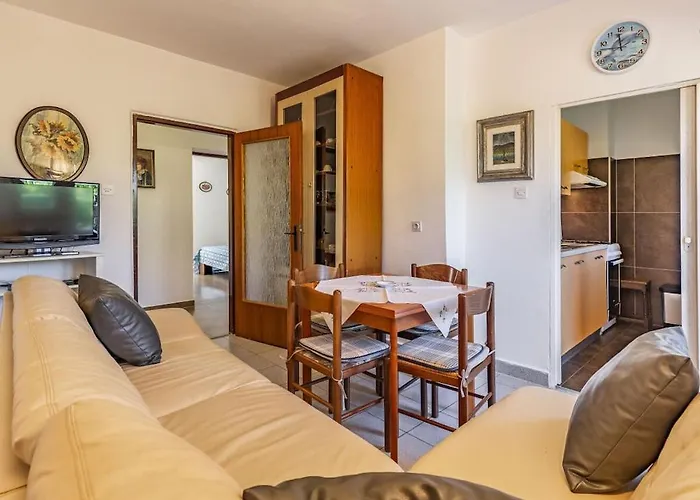 In Pula With Swimming Pool 빌라