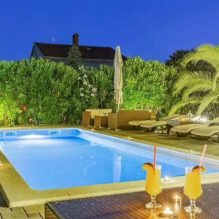 In With Swimming Pool Villa *