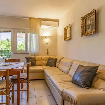 Villa In With Swimming Pool Pula